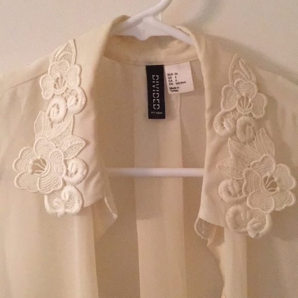 H&M Tops - H&M DIVIDED Button-Up Sleeveless with Doily Collar